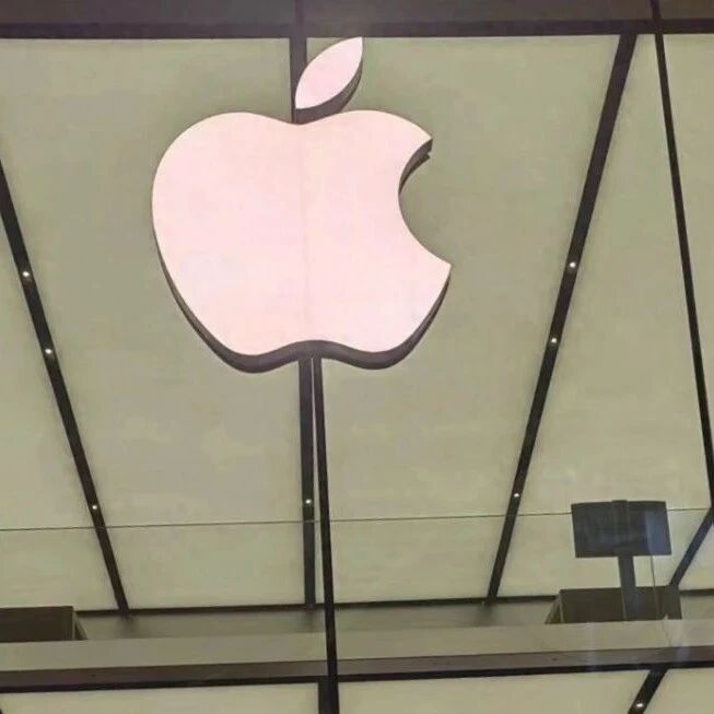 苹果这波想靠全玻璃和折叠机抬价，结果路线图还在，iPhone 17 Pro价格却先卷不动了