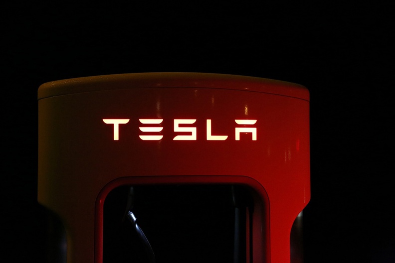 跳票9年终于要飞了?特斯拉携手SpaceX,最快本月发布“冷气推进”Roadster