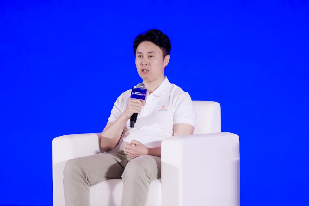 一亿小时，通往物理AI的涌现时刻
